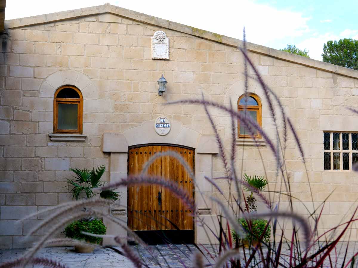 fachada de entrada al salón de la finca