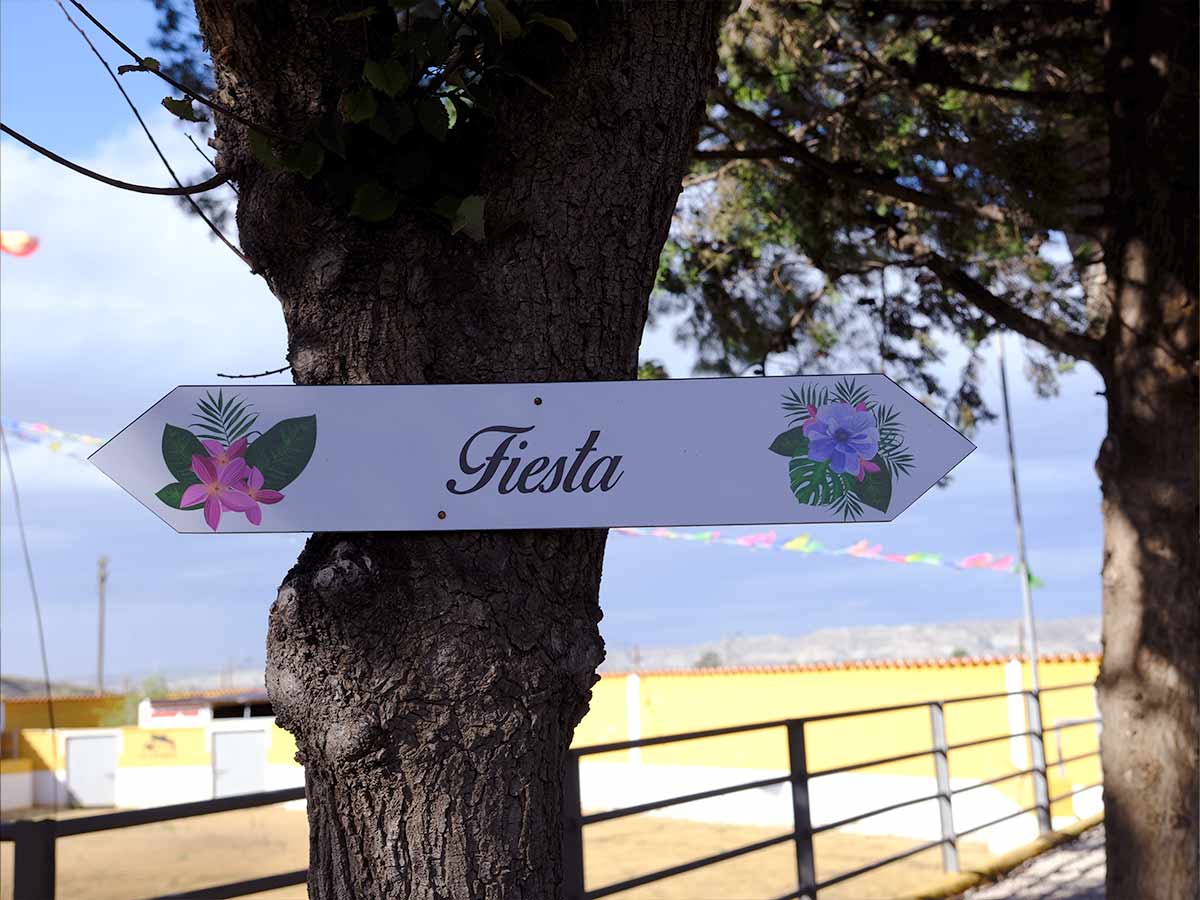 cartel indicando zona de fiesta en el jardín de la finca para bodas La Dehesa